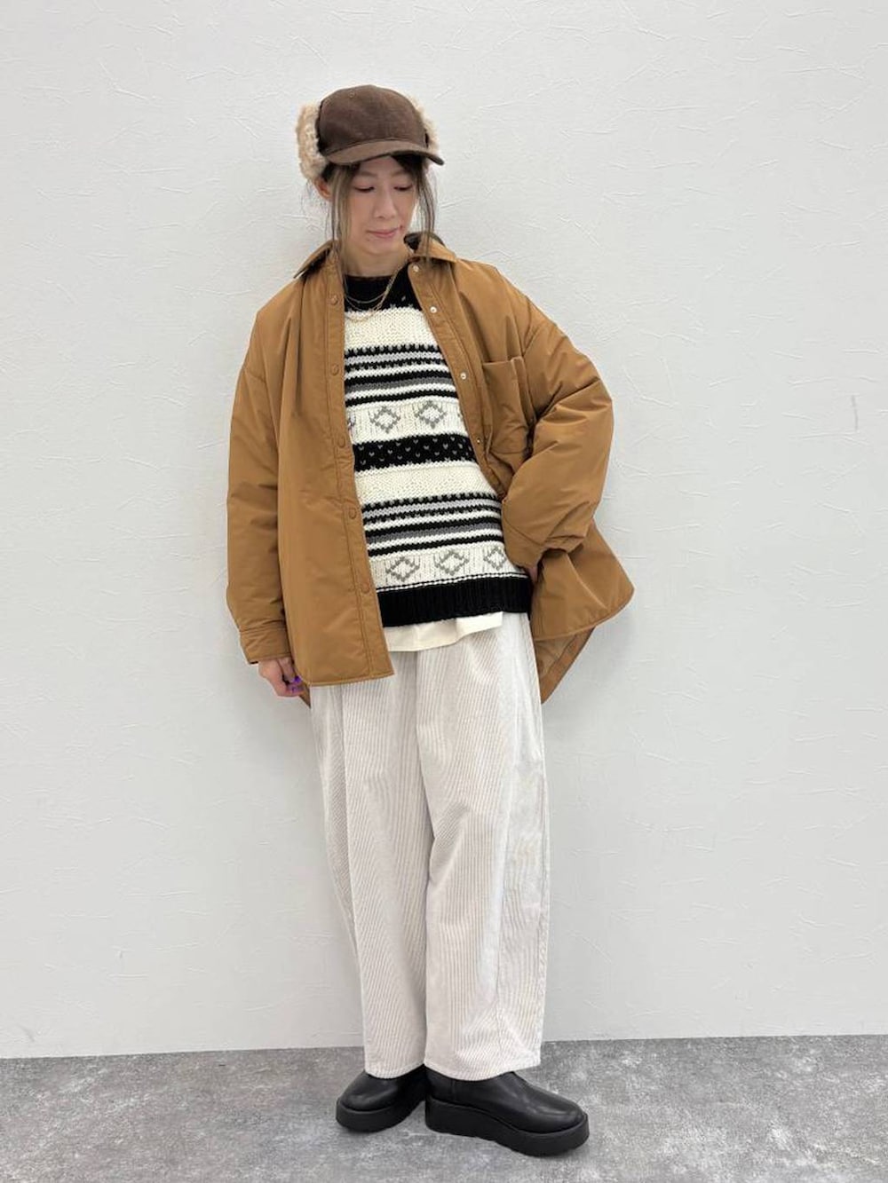 ブラウン系のその他アウター、ブラック系のブーツ、グレー系のその他パンツを着用したレディースの冬コーディネートの4枚目の写真