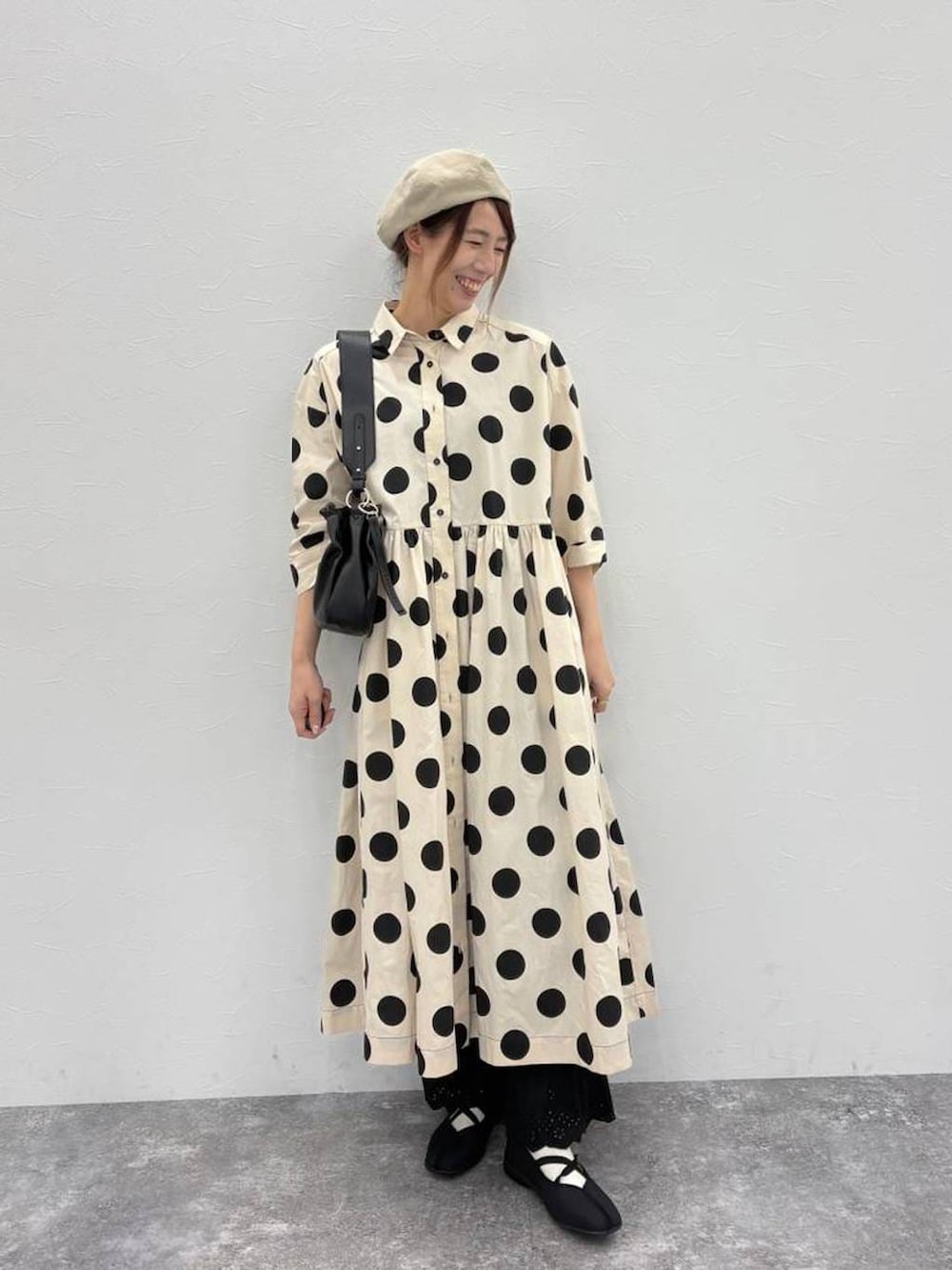 ブラック系のトートバッグ、ブラック系のバレエシューズ、ブラック系のその他パンツを着用したレディースの春コーディネートの4枚目の写真