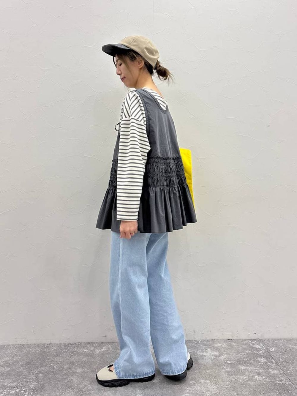 ホワイト系のスニーカー、その他のTシャツ/カットソー、イエロー系のトートバッグを着用したレディースの春コーディネートの5枚目の写真