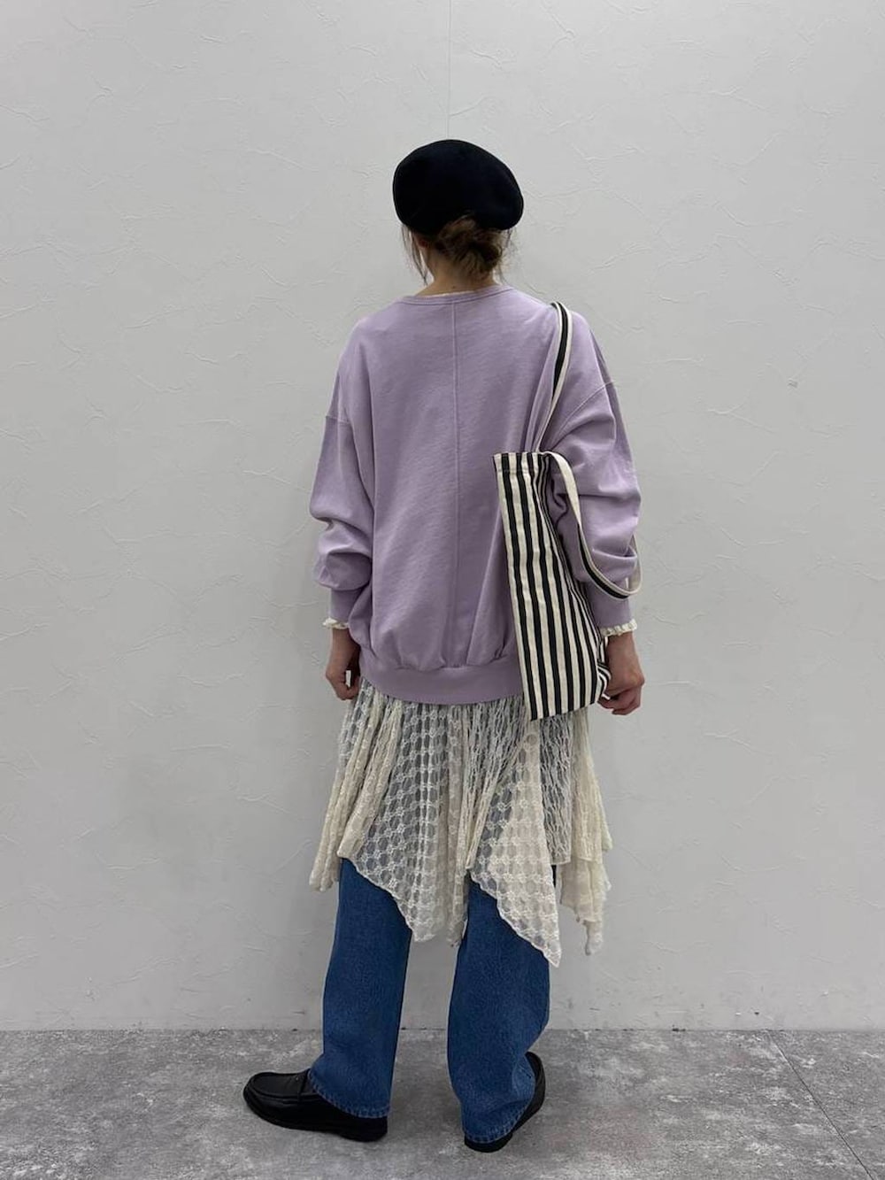 ブラック系のローファー、ベージュ系のトートバッグ、パープル系のスウェットを着用したレディースの春コーディネートの3枚目の写真