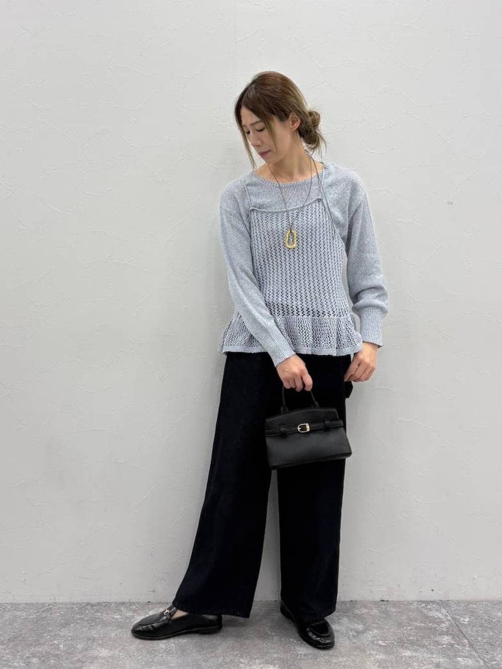 ブラック系のローファー、ブラック系のショルダーバッグ、ブルー系のその他パンツを着用したレディースの春コーディネートの4枚目の写真