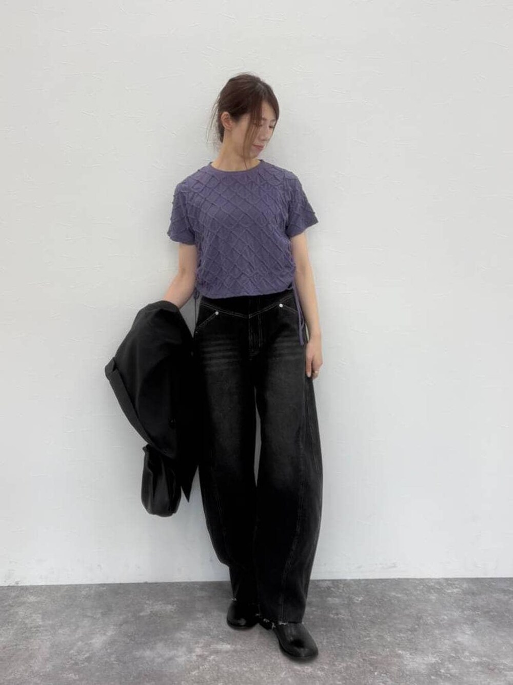 ブラック系のトートバッグ、ブラック系のその他シューズ、ブラック系のデニムパンツを着用したレディースの春コーディネートの8枚目の写真