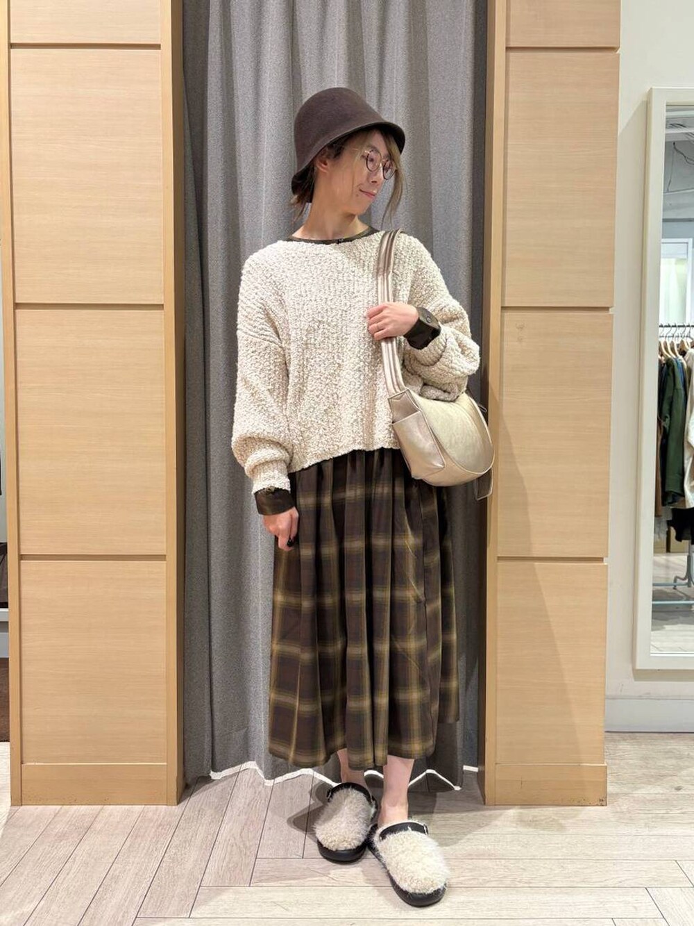 その他のショルダーバッグ、その他のサンダル、ブラック系のTシャツ/カットソーを着用したレディースの秋コーディネートの3枚目の写真
