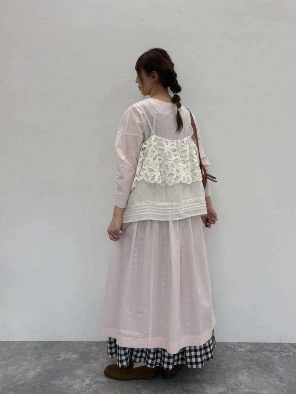 ブラウン系のショルダーバッグ、イエロー系のローファー、その他のキャミソールを着用したレディースの春コーディネートの4枚目の写真