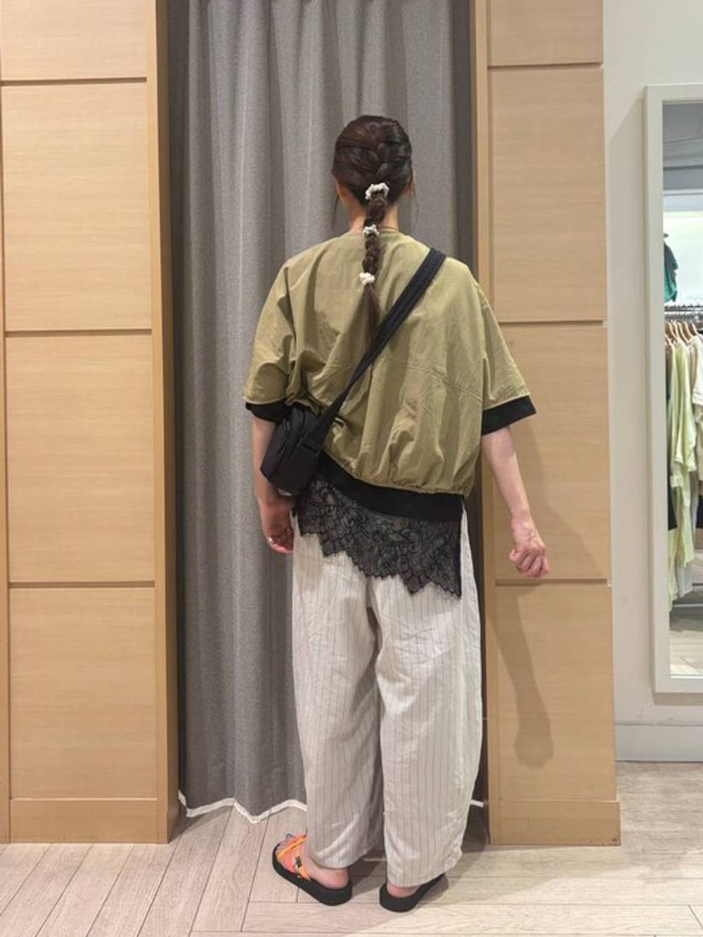 オレンジ系のサンダル、その他のその他パンツ、ブラック系のTシャツ/カットソーを着用したレディースの夏コーディネートの4枚目の写真