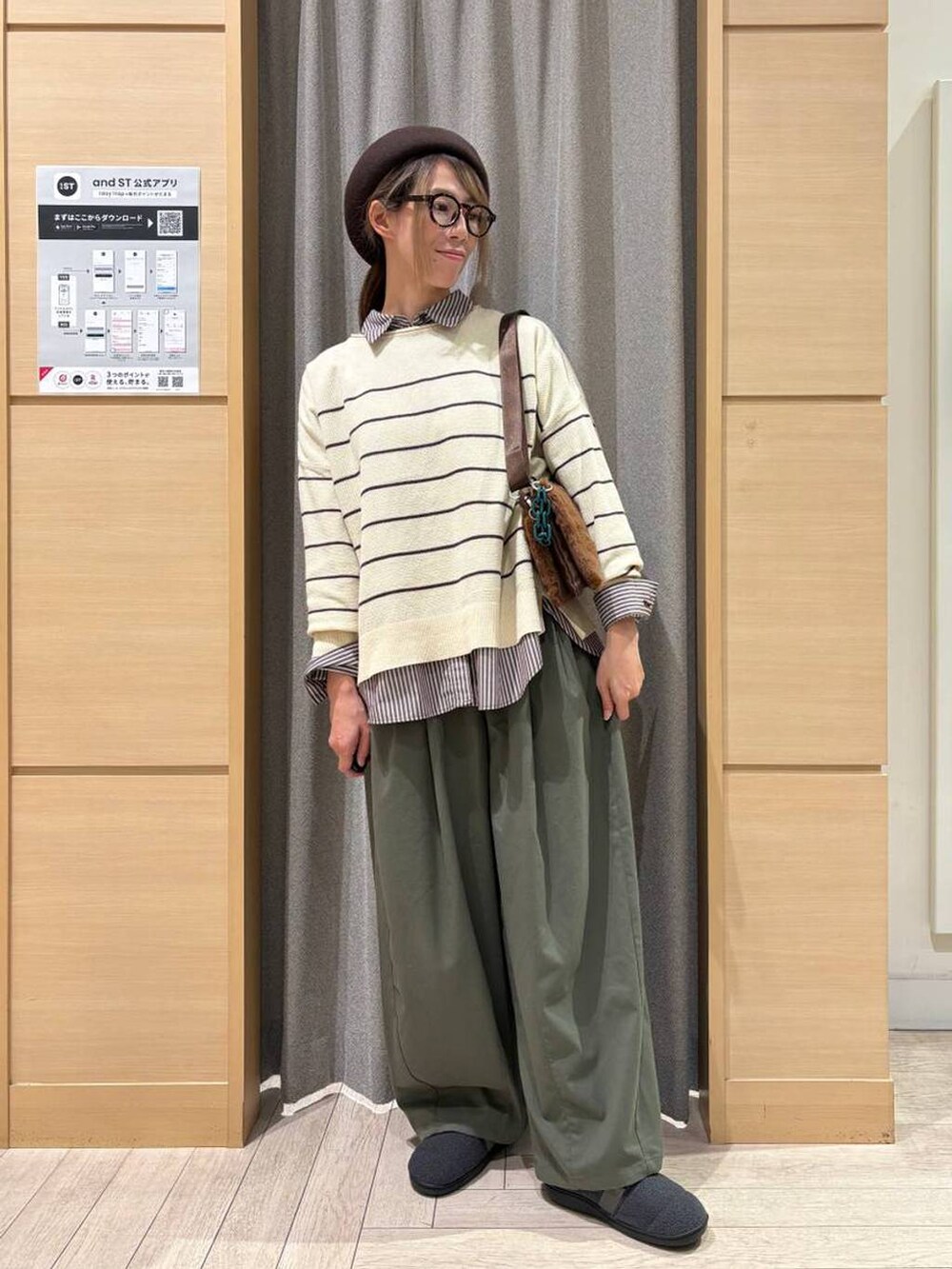 グリーン系のその他パンツ、その他のニット/セーター、その他のシャツ/ブラウスを着用したレディースの冬コーディネートの2枚目の写真