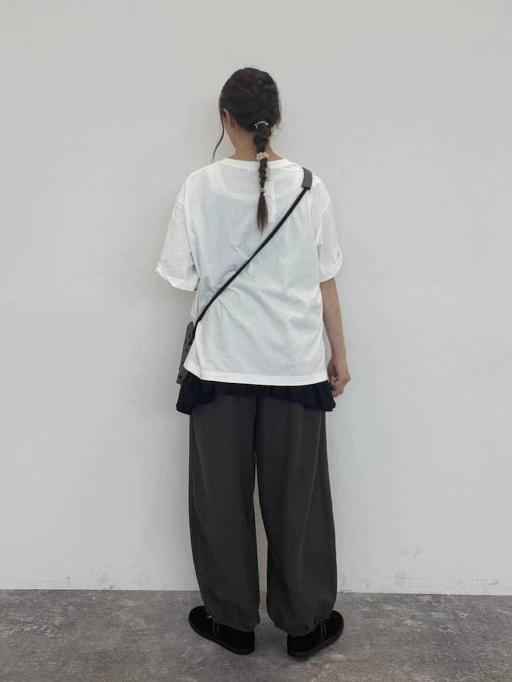 グレー系のショルダーバッグ、ホワイト系のTシャツ/カットソー、グレー系のその他パンツを着用したレディースの秋コーディネートの3枚目の写真