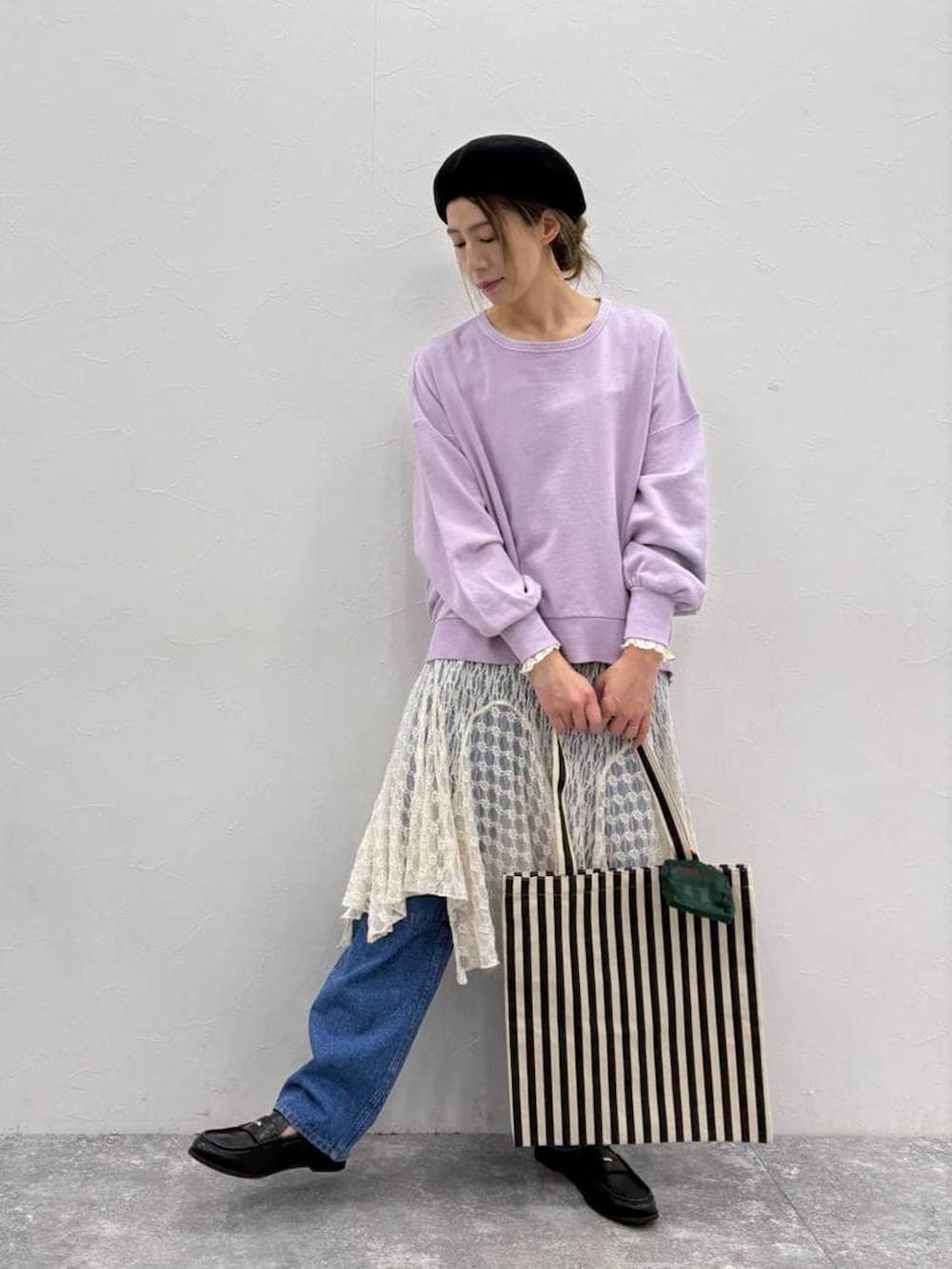 ブラック系のローファー、ベージュ系のトートバッグ、パープル系のスウェットを着用したレディースの春コーディネートの4枚目の写真