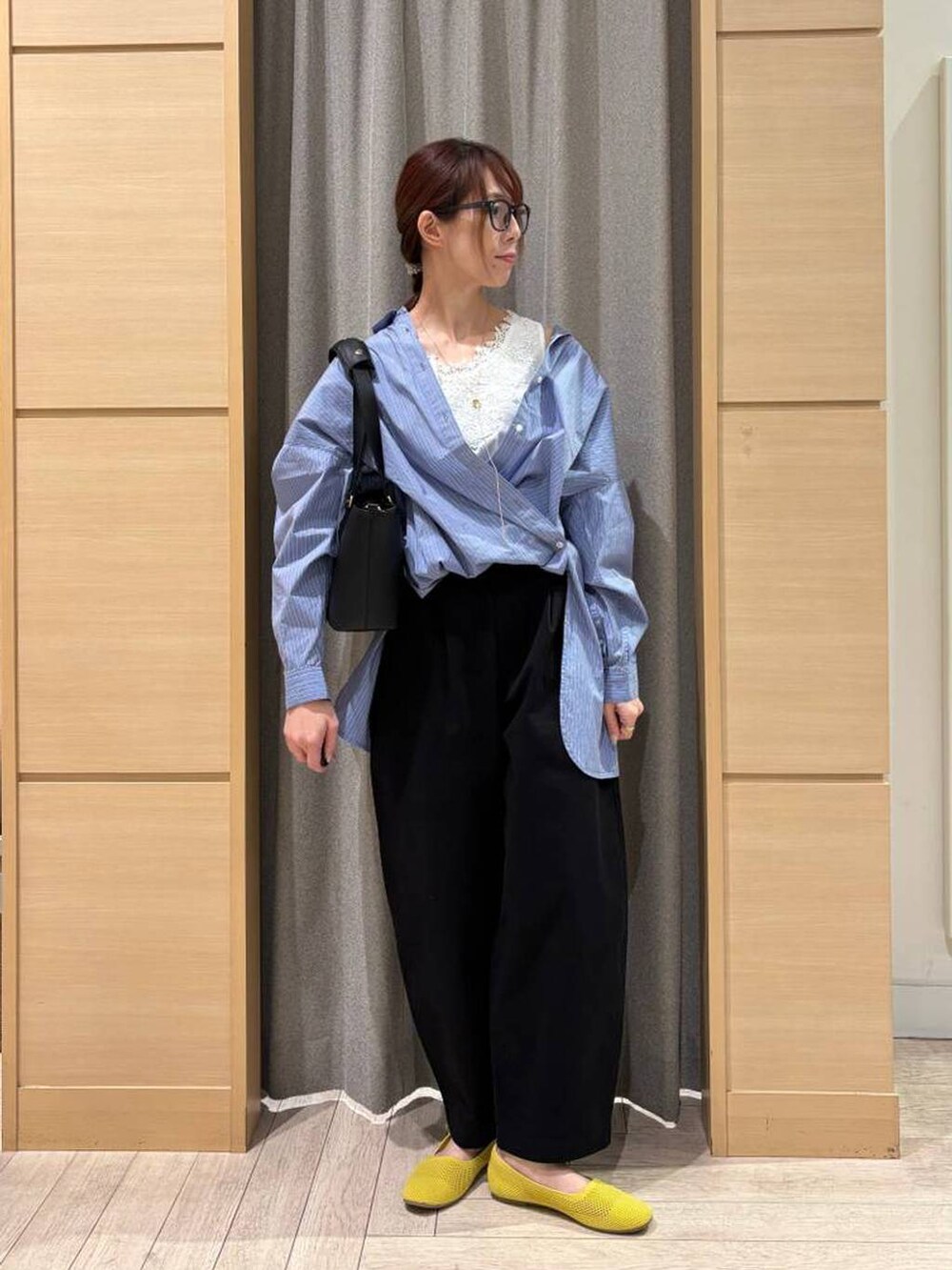 ブラック系のその他パンツ、イエロー系のパンプス、その他のシャツ/ブラウスを着用したレディースの春コーディネートの4枚目の写真