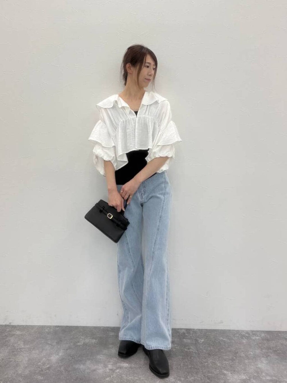 ブラック系のスリッポン、ブラック系のショルダーバッグ、ブラック系のタンクトップを着用したレディースの春コーディネートの3枚目の写真