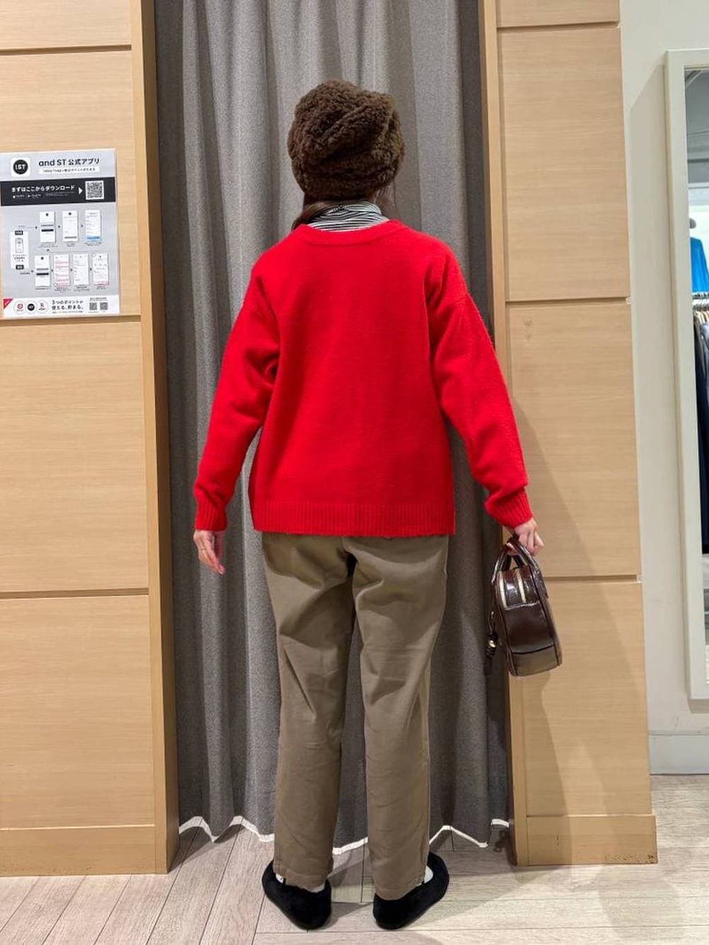 ブラウン系のその他パンツ、ブラック系のパンプス、レッド系のカーディガン/ボレロを着用したレディースの冬コーディネートの3枚目の写真