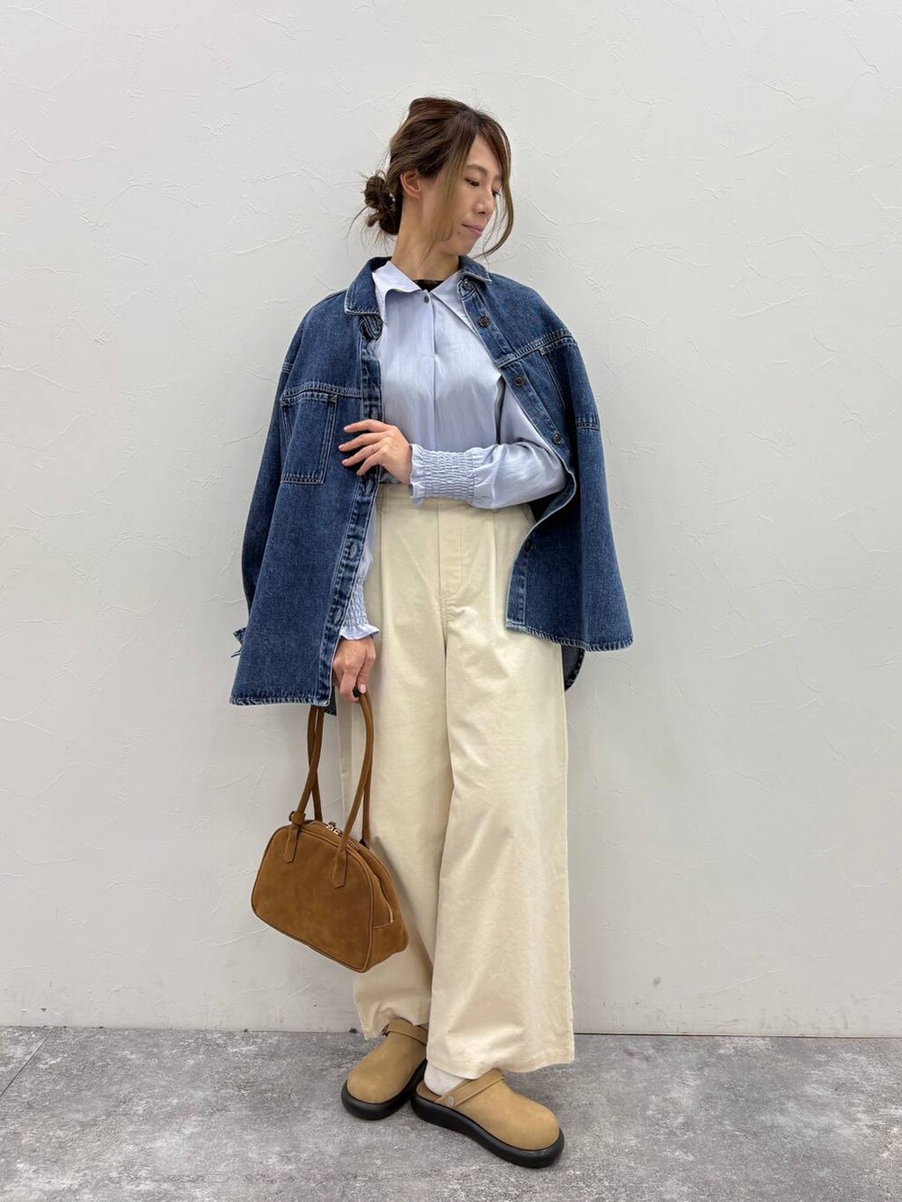 ベージュ系のサンダル、ブラック系のTシャツ/カットソー、ブルー系のシャツ/ブラウスを着用したレディースの冬コーディネートの3枚目の写真