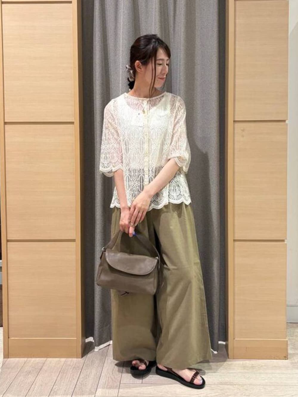 ブラウン系のサンダル、ホワイト系のタンクトップ、ベージュ系のその他パンツを着用したレディースの夏コーディネートの4枚目の写真