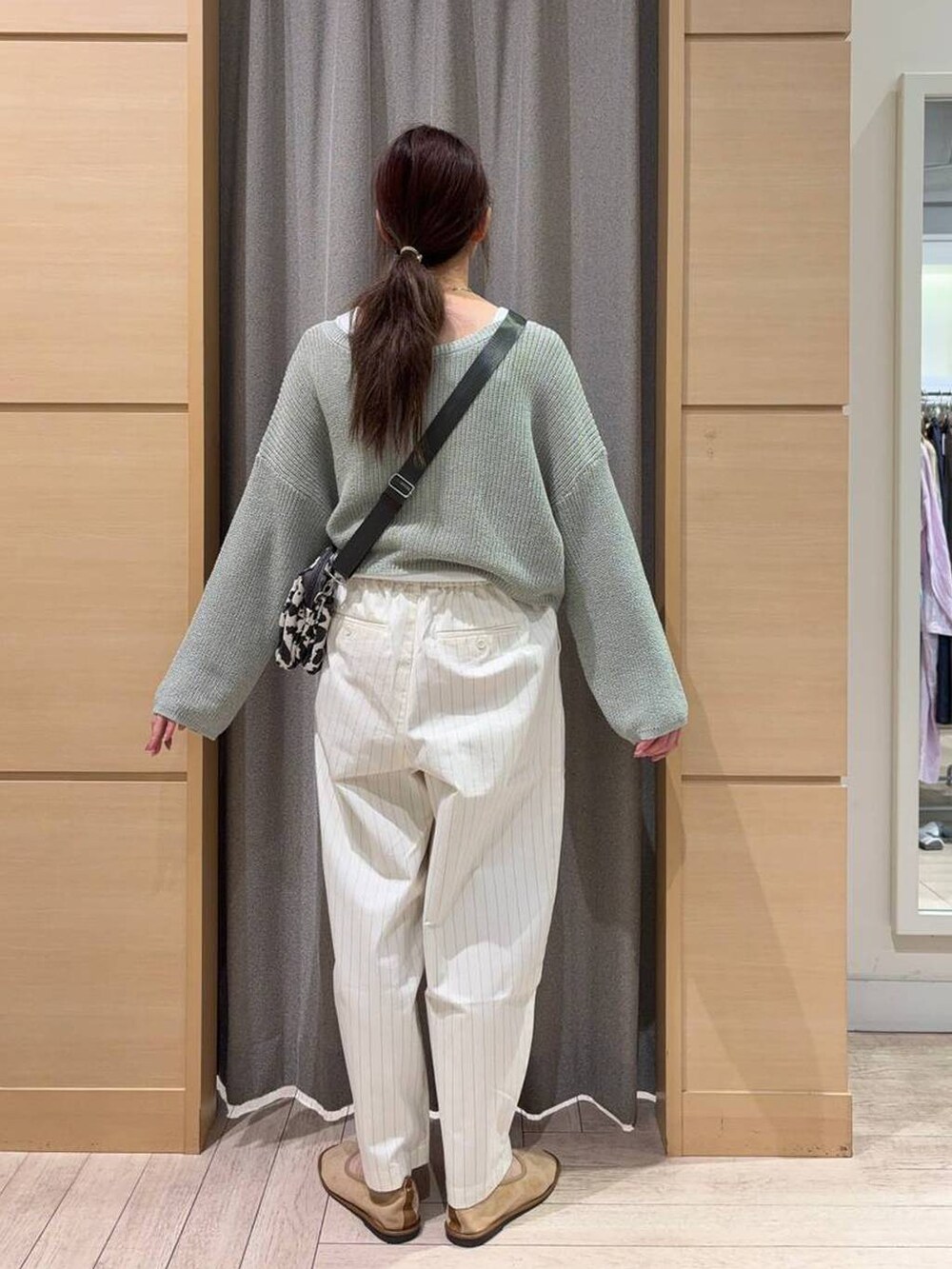 その他のその他パンツ、ベージュ系のパンプス、ホワイト系のタンクトップを着用したレディースの春コーディネートの3枚目の写真