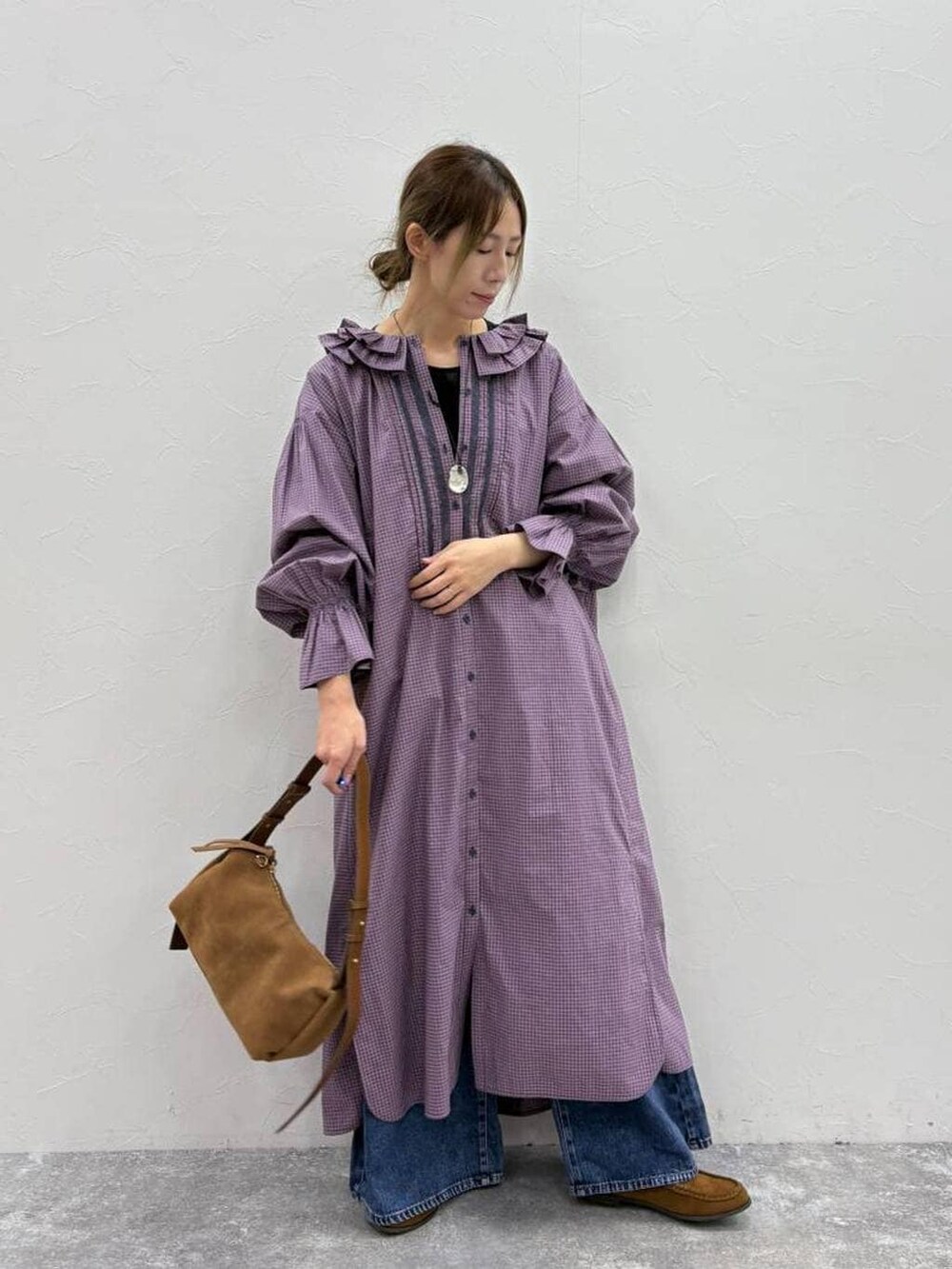 ブラック系のTシャツ/カットソー、ブルー系のデニムパンツ、イエロー系のローファーを着用したレディースの春コーディネートの2枚目の写真