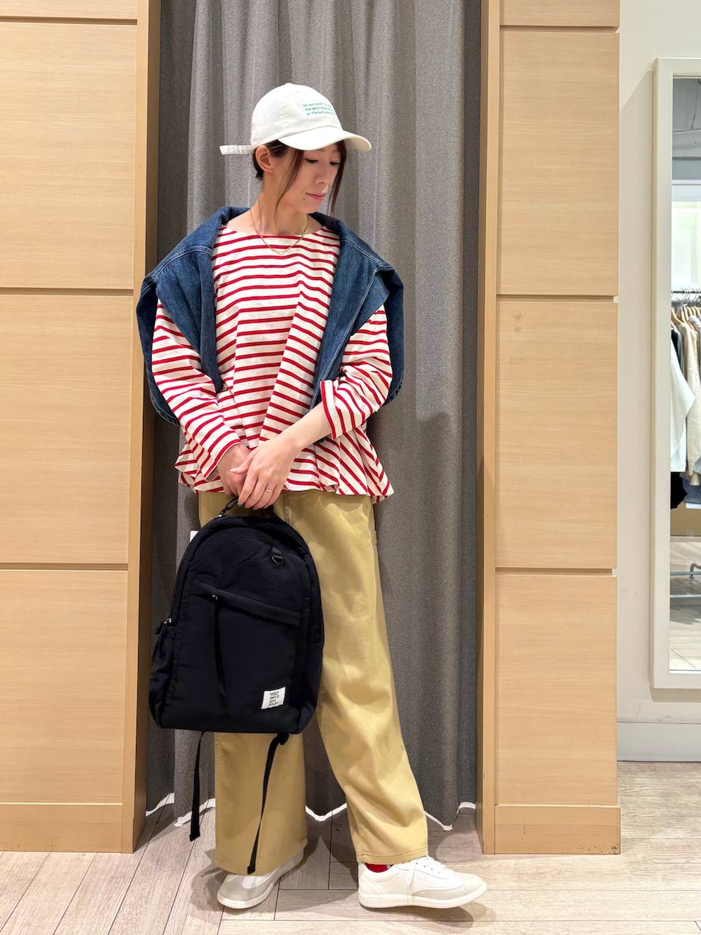 ブルー系のシャツ/ブラウス、ベージュ系のその他パンツ、ホワイト系のスニーカーを着用したレディースの春コーディネートの5枚目の写真