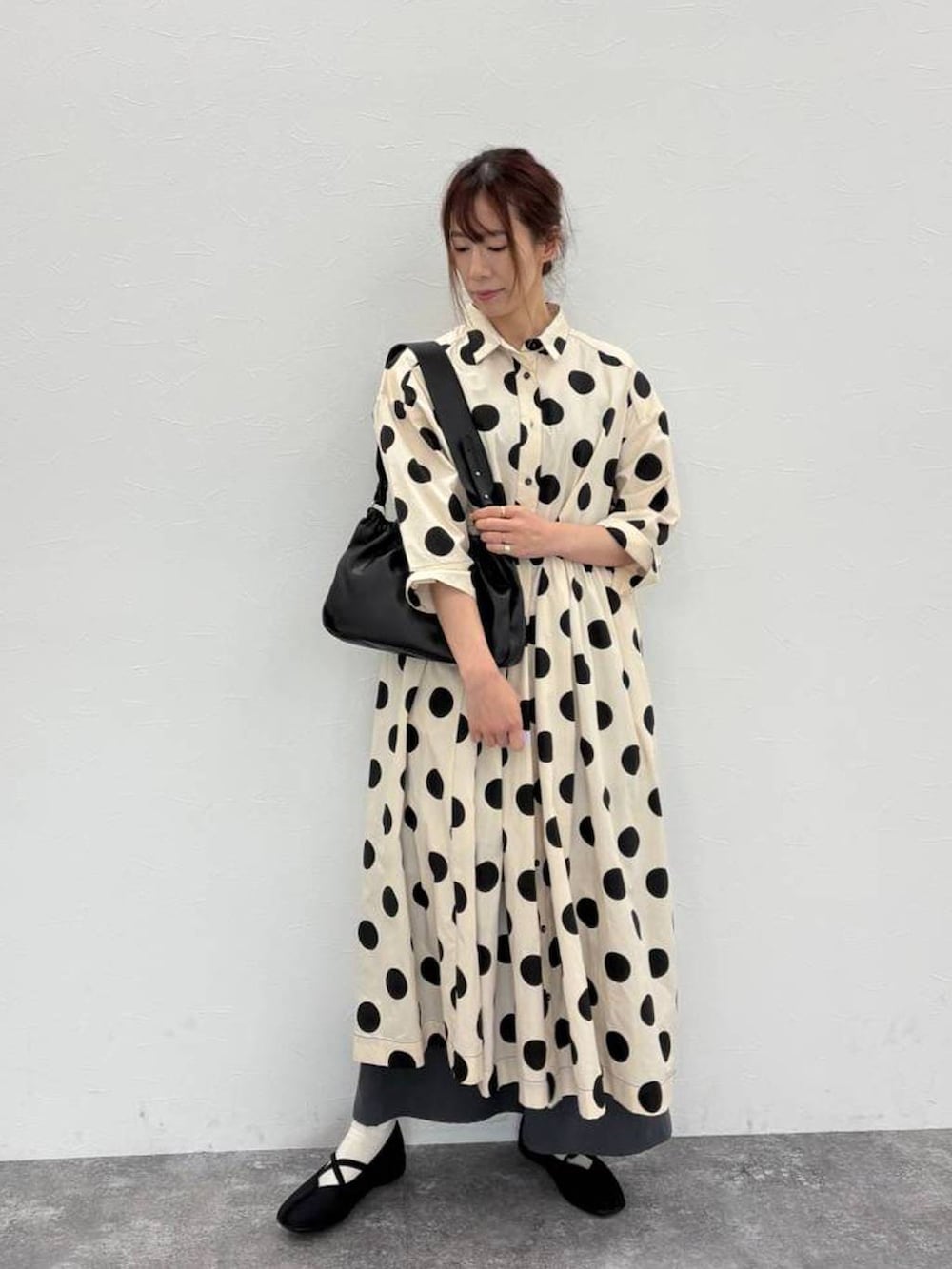 ブラック系のトートバッグ、ブラック系のタンクトップ、ブラック系のバレエシューズを着用したレディースの春コーディネートの5枚目の写真