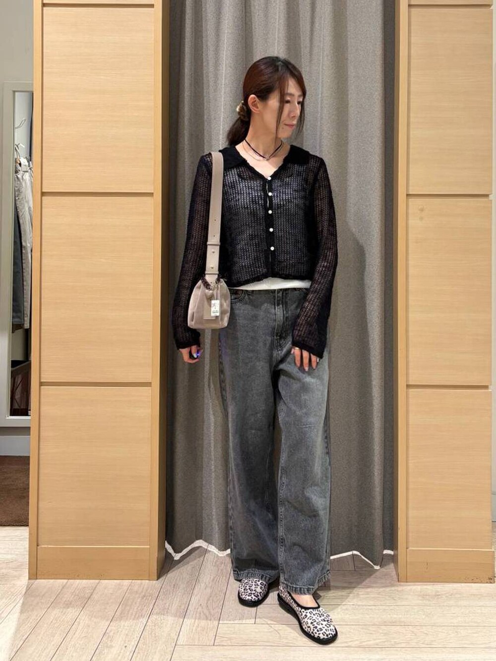 ブルー系のその他パンツ、グレー系のデニムパンツ、ホワイト系のパンプスを着用したレディースの春コーディネートの5枚目の写真