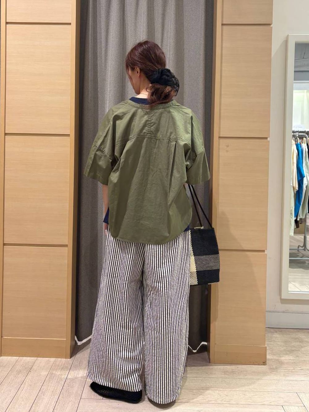 ブルー系のTシャツ/カットソー、ブラウン系のトートバッグ、その他のその他パンツを着用したレディースの夏コーディネートの2枚目の写真