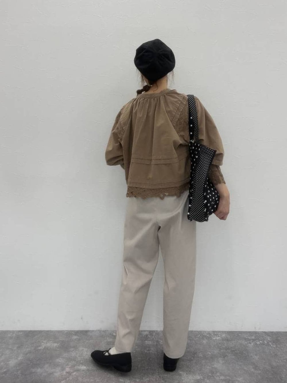 ブラック系のバレエシューズ、その他のトートバッグ、ベージュ系のシャツ/ブラウスを着用したレディースの春コーディネートの2枚目の写真