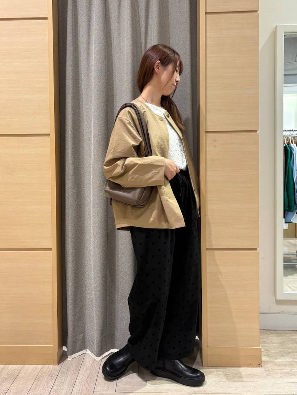 グレー系のその他パンツ、ブラック系のブーツ、ホワイト系のTシャツ/カットソーを着用したレディースの秋コーディネートの2枚目の写真