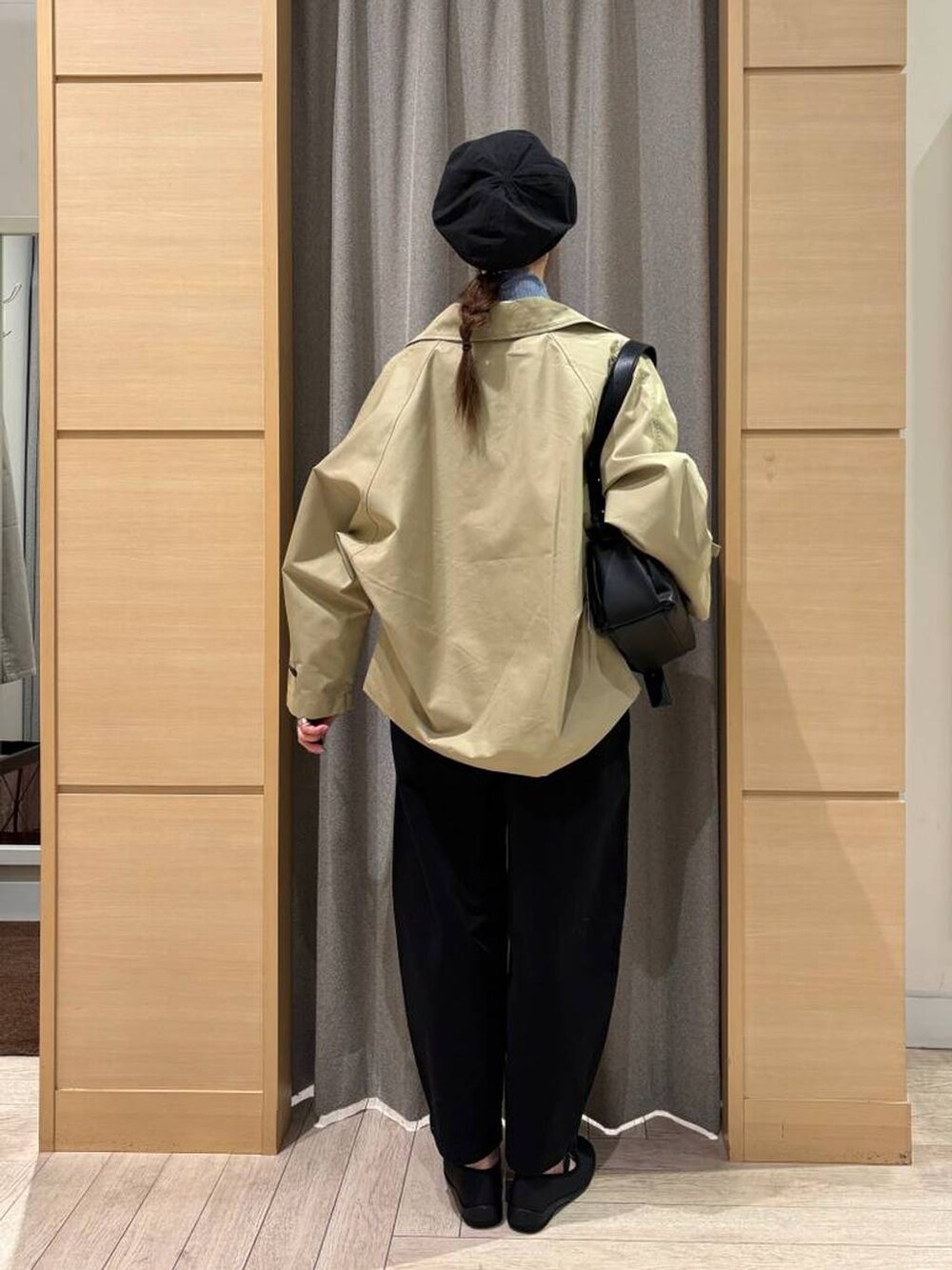 ブラック系のその他パンツ、ブラック系のショルダーバッグ、その他のシャツ/ブラウスを着用したレディースの春コーディネートの4枚目の写真