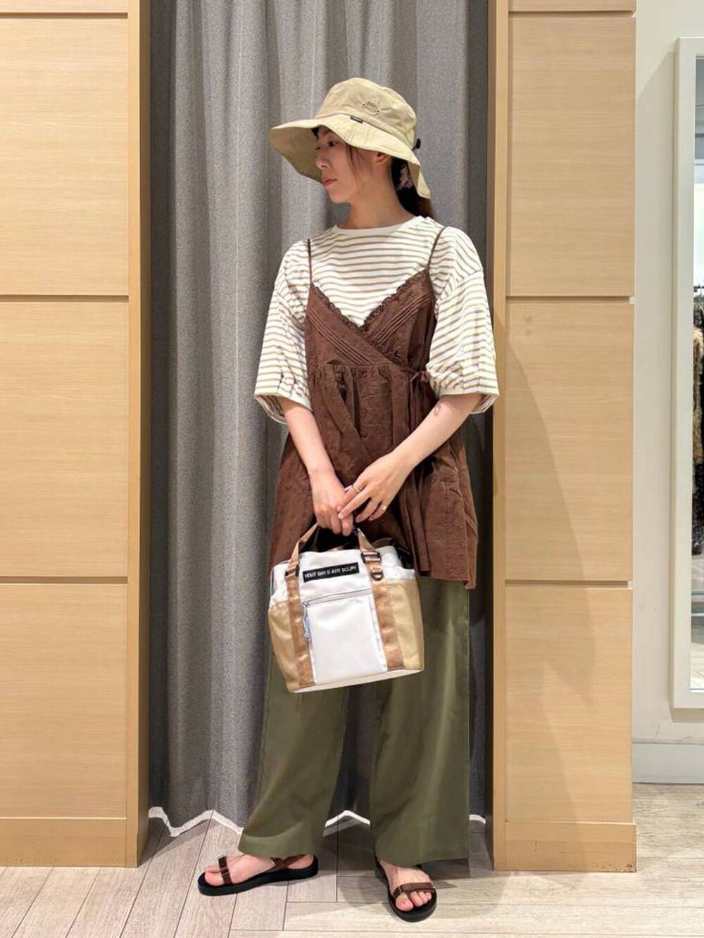 ブラウン系のサンダル、グリーン系のその他パンツ、その他のTシャツ/カットソーを着用したレディースの夏コーディネートの5枚目の写真