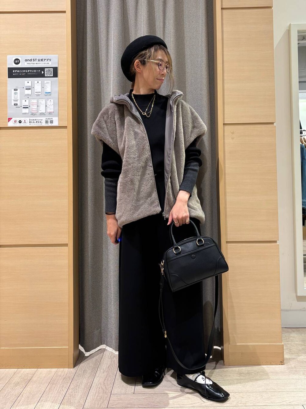 グレー系のベスト、ブラック系のその他パンツ、その他のニット/セーターを着用したレディースの秋コーディネートの2枚目の写真