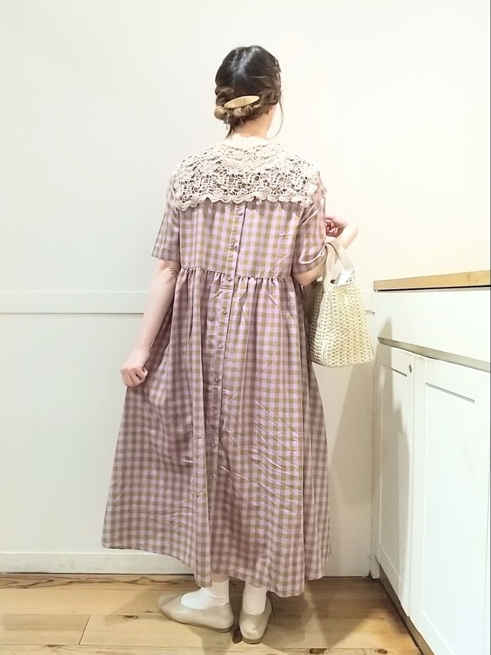 ベージュ系のショルダーバッグ、その他のワンピース、ホワイト系のパンプスを着用したレディースの夏コーディネートの2枚目の写真