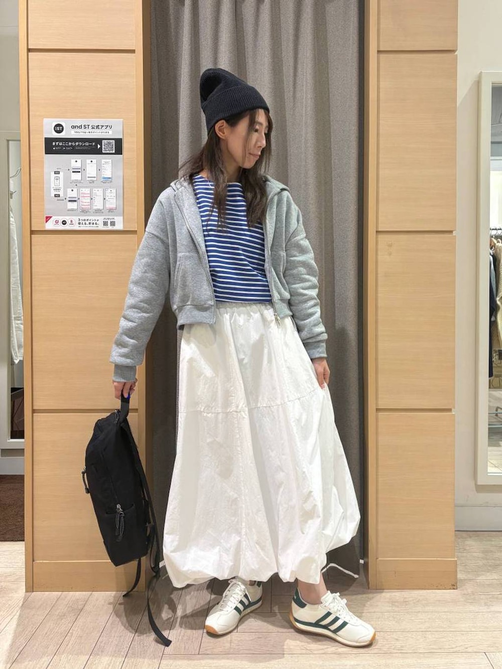 ホワイト系のスニーカー、ブラック系のバックパック/リュック、その他のTシャツ/カットソーを着用したレディースの冬コーディネートの5枚目の写真