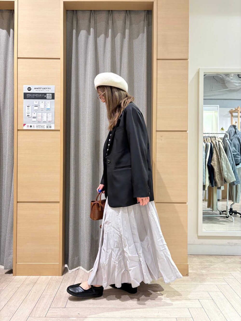 ブラック系のスニーカー、ブラウン系のトートバッグ、その他のニット/セーターを着用したレディースの冬コーディネートの4枚目の写真