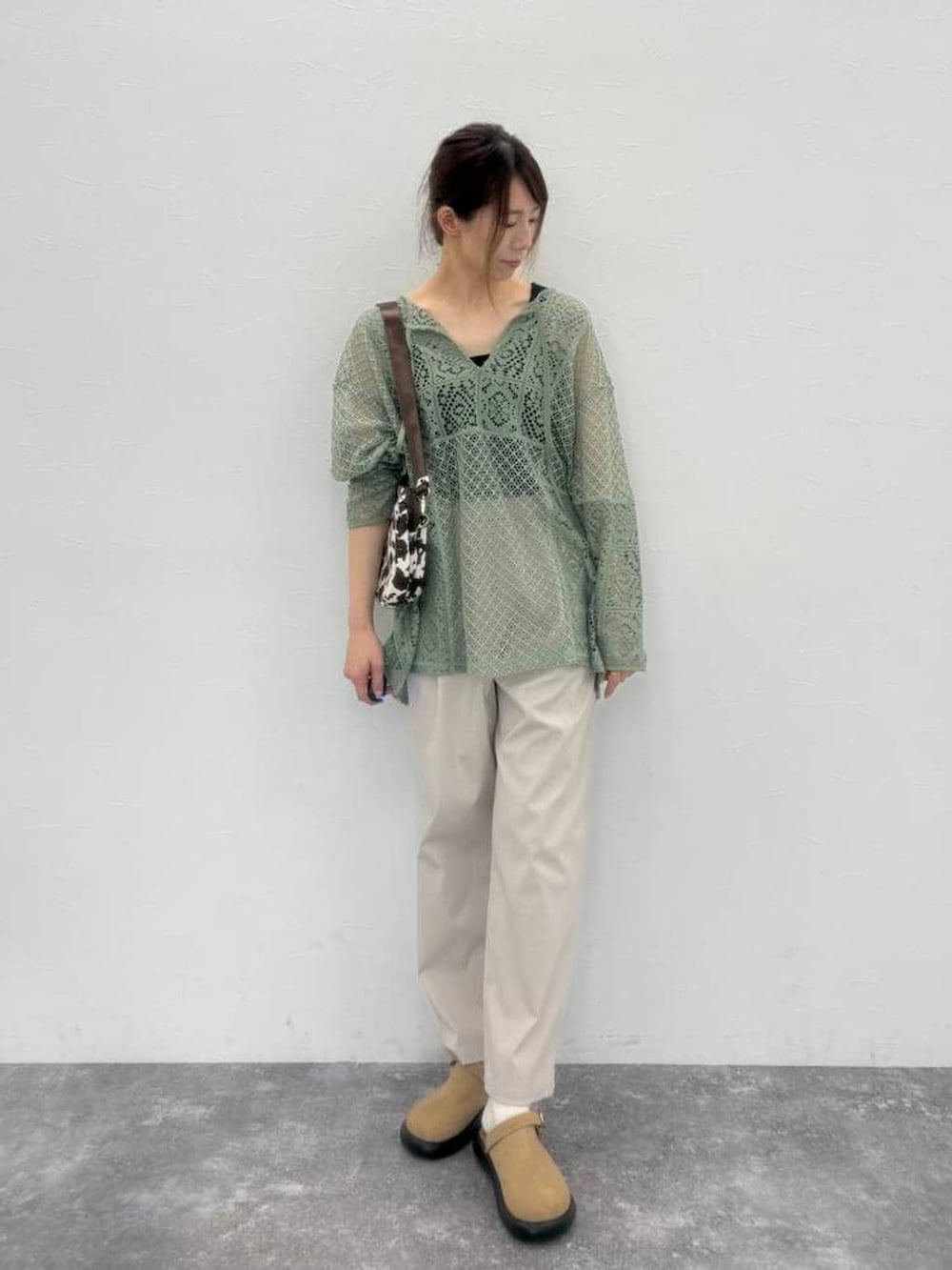 ベージュ系のサンダル、ブラック系のタンクトップ、ブラウン系のショルダーバッグを着用したレディースの春コーディネートの3枚目の写真