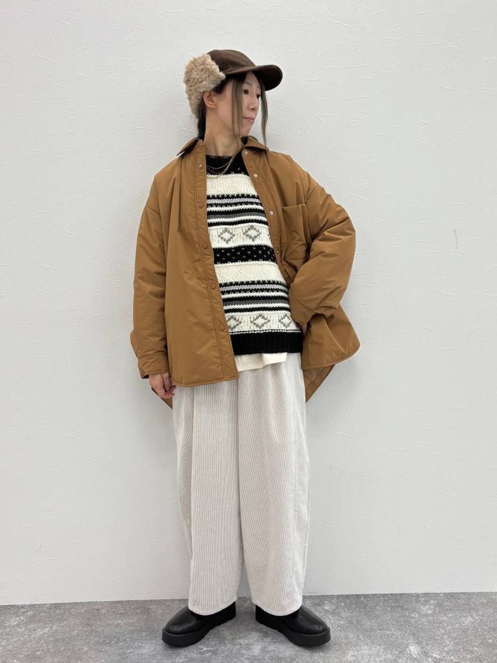 ブラウン系のその他アウター、ブラック系のブーツ、グレー系のその他パンツを着用したレディースの冬コーディネートの3枚目の写真