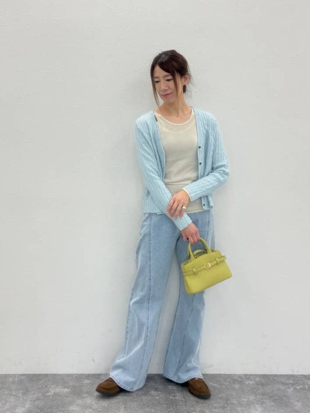 ブラック系のショルダーバッグ、イエロー系のローファー、ベージュ系のTシャツ/カットソーを着用したレディースの春コーディネートの5枚目の写真