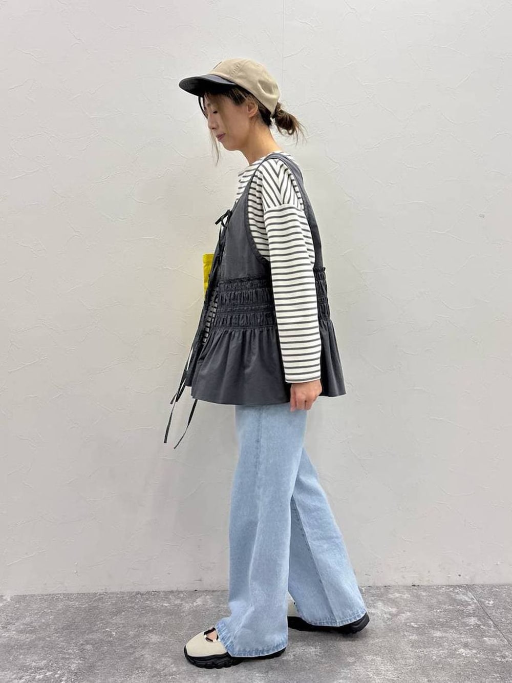 ホワイト系のスニーカー、その他のTシャツ/カットソー、イエロー系のトートバッグを着用したレディースの春コーディネートの4枚目の写真