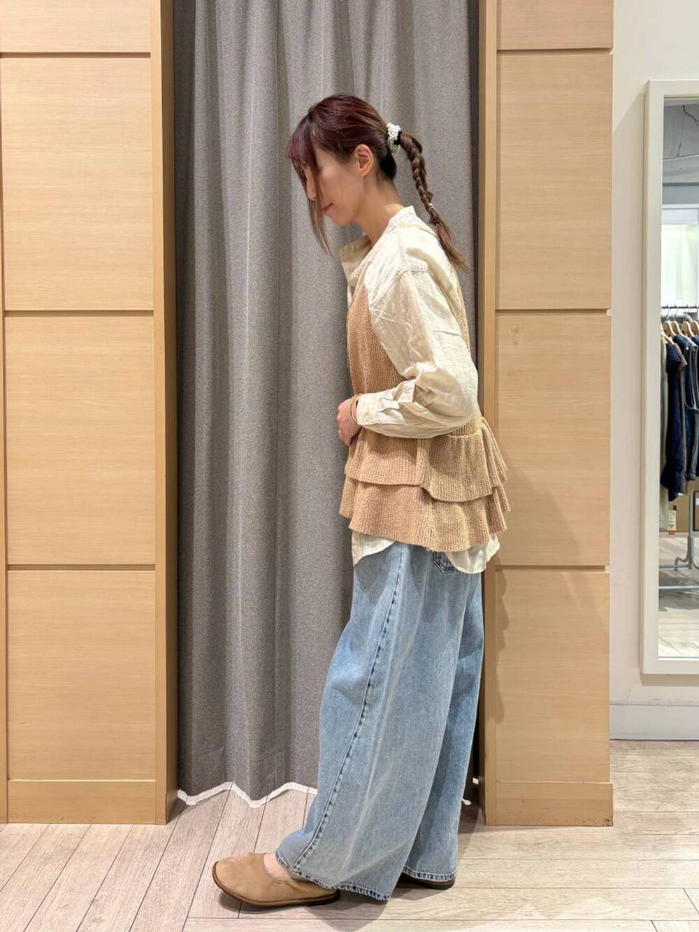 ホワイト系のTシャツ/カットソー、ブルー系のデニムパンツ、ベージュ系のパンプスを着用したレディースの春コーディネートの3枚目の写真