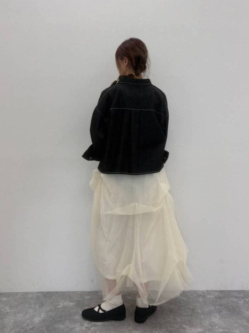 ブラック系のショルダーバッグ、ブラック系のバレエシューズ、ブラック系のデニムジャケットを着用したレディースの春コーディネートの3枚目の写真