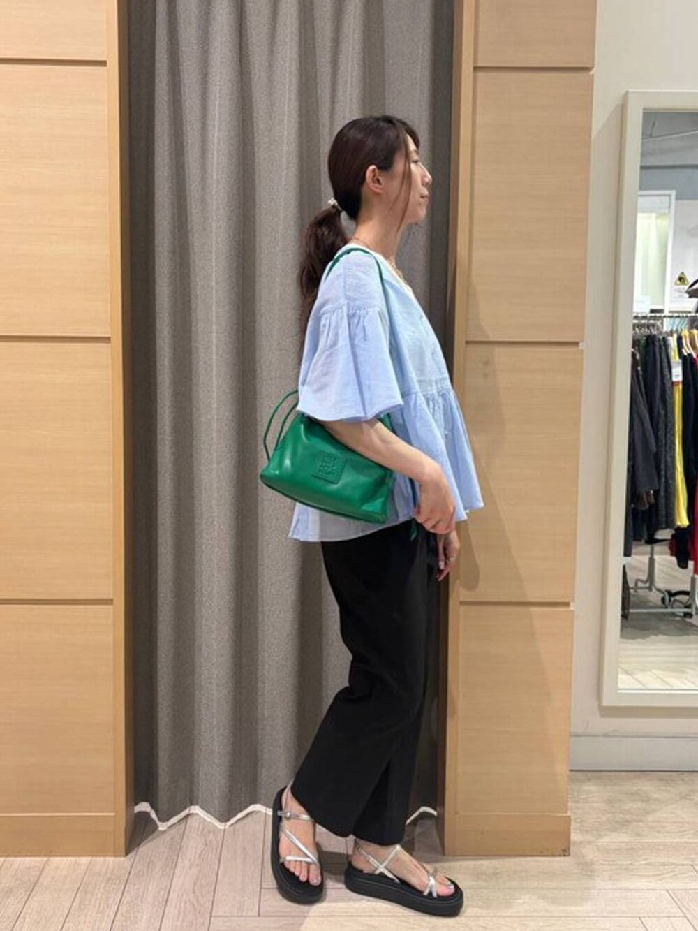 ブラック系のその他パンツ、シルバー系のサンダル、グリーン系のトートバッグを着用したレディースの夏コーディネートの3枚目の写真