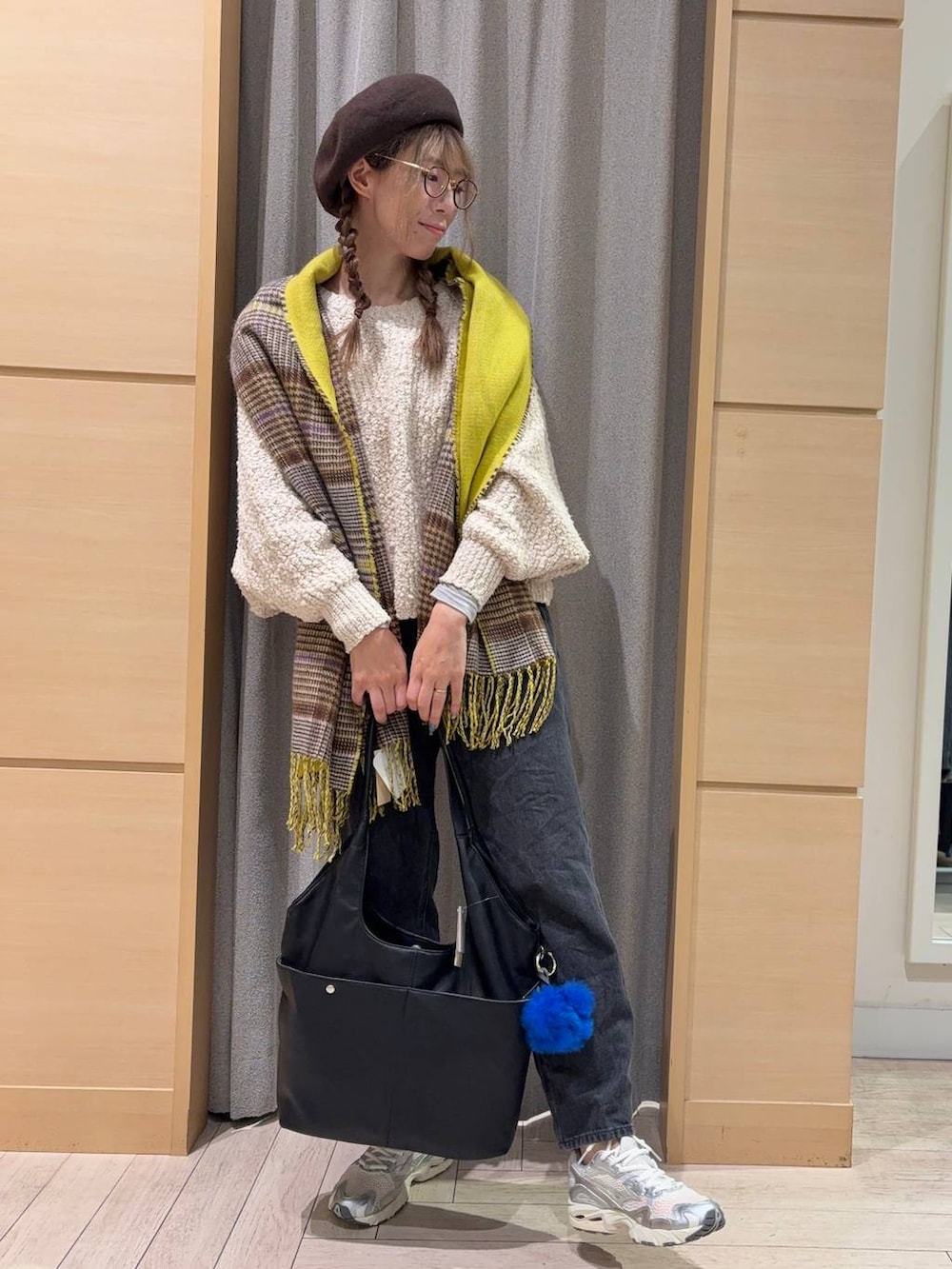 ブラック系のデニムパンツ、ホワイト系のスニーカー、グレー系のTシャツ/カットソーを着用したレディースの秋コーディネートの3枚目の写真