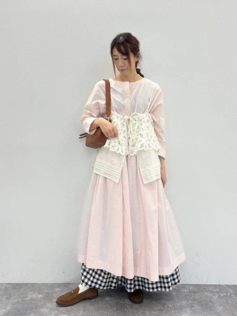 ブラウン系のショルダーバッグ、イエロー系のローファー、その他のキャミソールを着用したレディースの春コーディネートの3枚目の写真