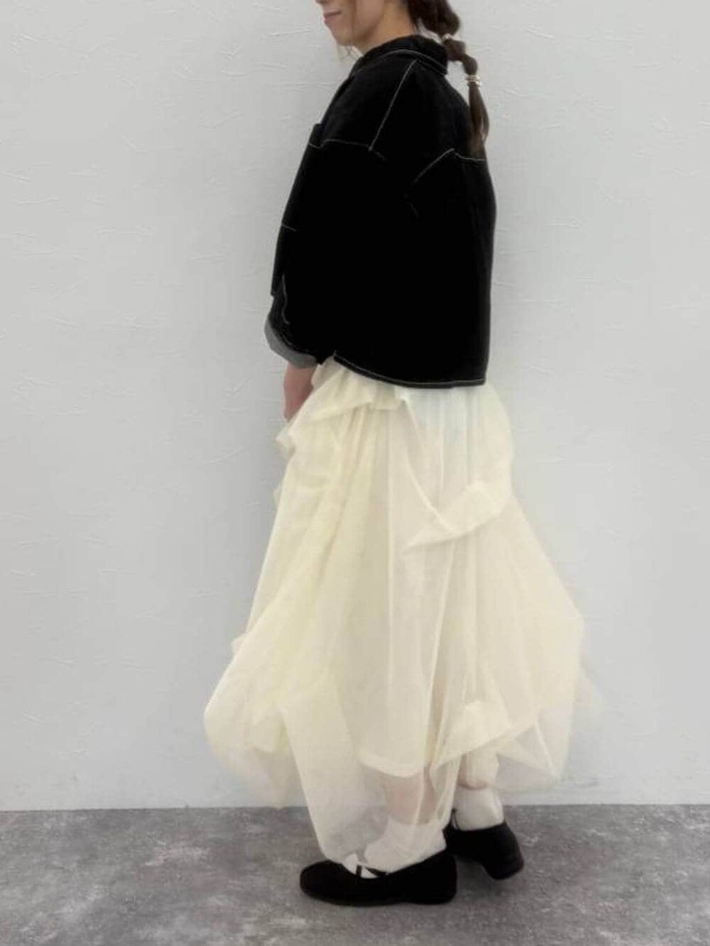 ブラック系のショルダーバッグ、ブラック系のバレエシューズ、ブラック系のデニムジャケットを着用したレディースの春コーディネートの7枚目の写真