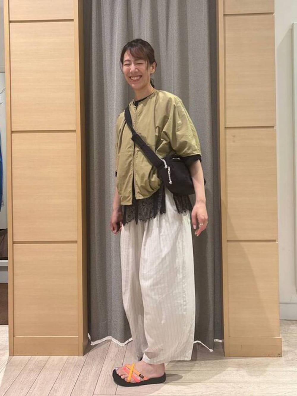 オレンジ系のサンダル、その他のその他パンツ、ブラック系のTシャツ/カットソーを着用したレディースの夏コーディネートの3枚目の写真