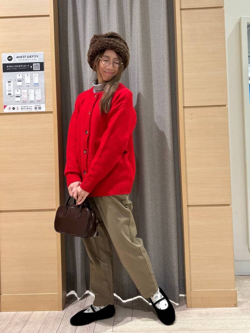 ブラウン系のその他パンツ、ブラック系のパンプス、レッド系のカーディガン/ボレロを着用したレディースの冬コーディネートの2枚目の写真