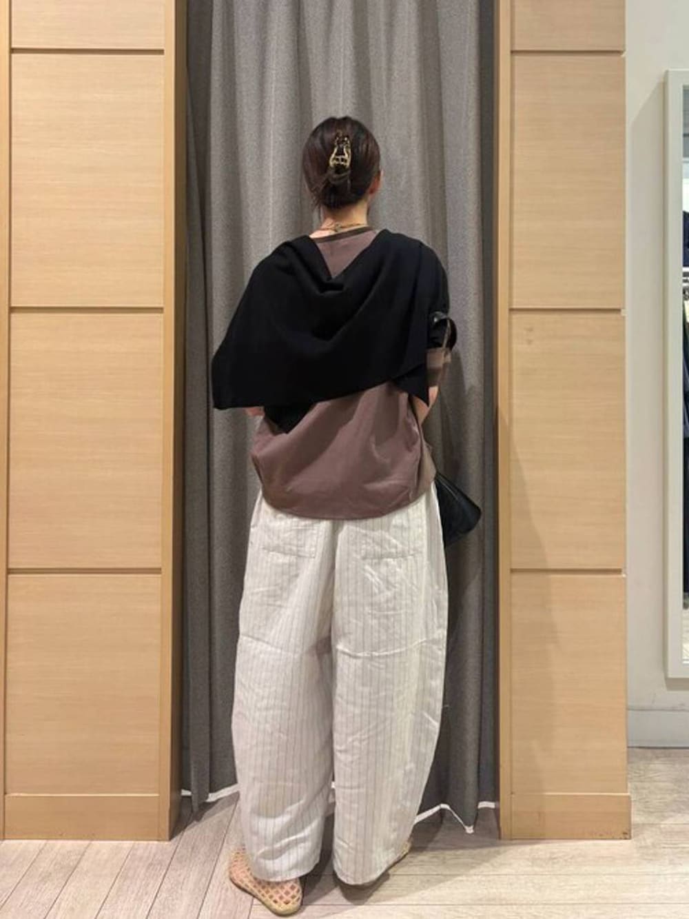 ブラック系のカーディガン/ボレロ、ブラウン系のTシャツ/カットソー、その他のその他パンツを着用したレディースの春コーディネートの3枚目の写真