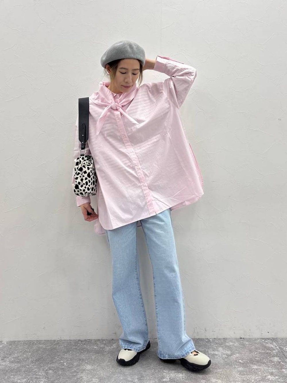 ホワイト系のスニーカー、その他のTシャツ/カットソー、その他のトートバッグを着用したレディースの春コーディネートの2枚目の写真