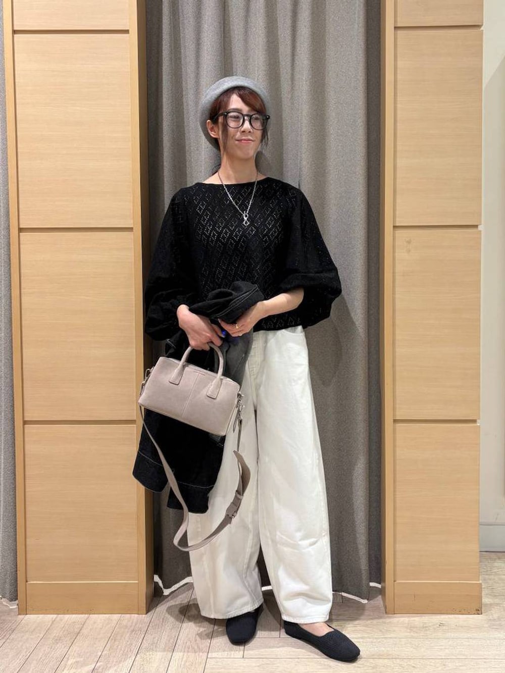 ホワイト系のデニムパンツ、グレー系のパンプス、ホワイト系のタンクトップを着用したレディースの春コーディネートの2枚目の写真