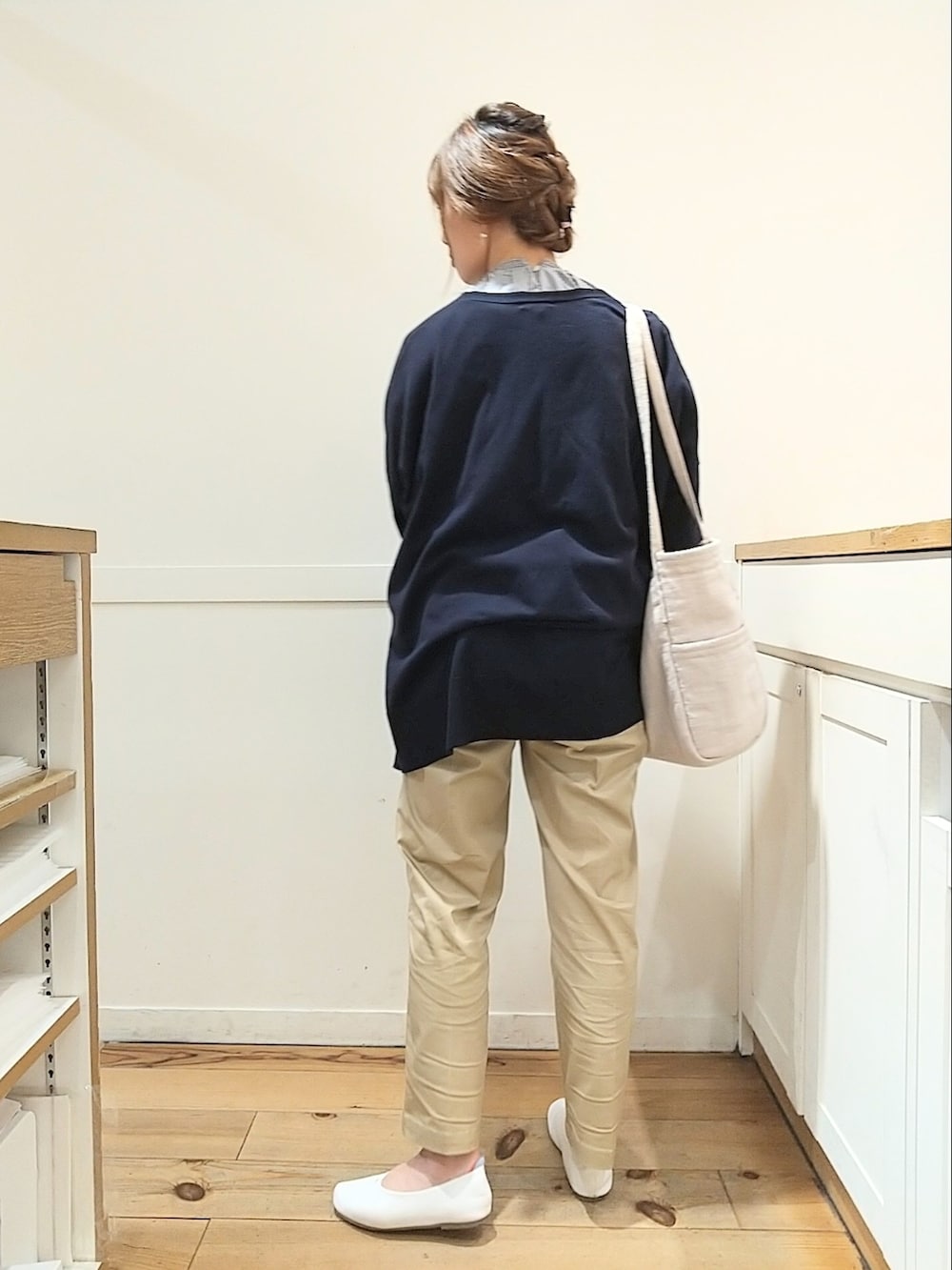 ブルー系のシャツ/ブラウス、ベージュ系のチノパンツ、ベージュ系のトートバッグを着用したレディースの春コーディネートの3枚目の写真