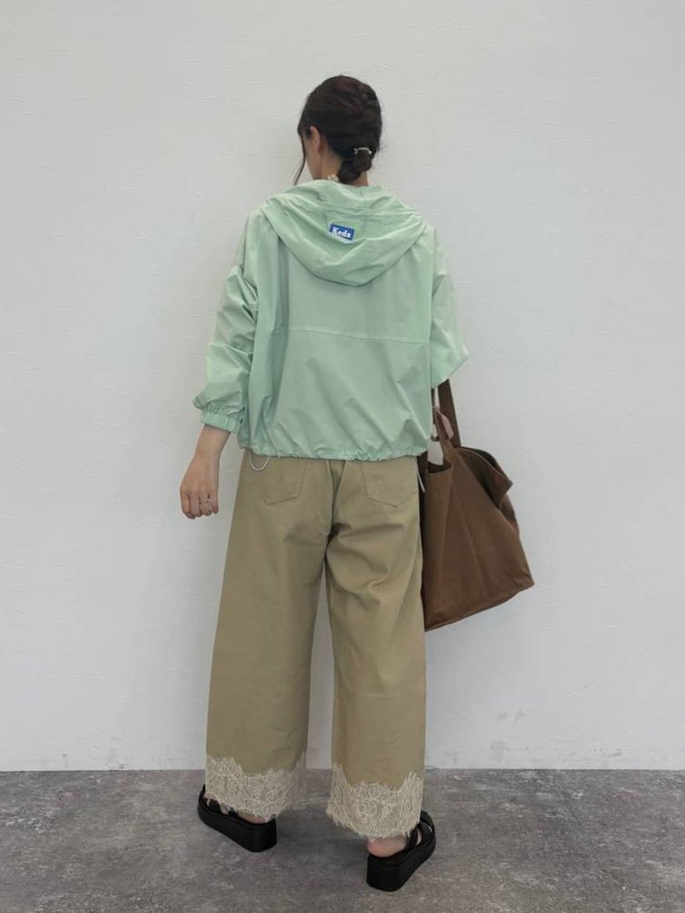 ベージュ系のデニムパンツ、ブルー系のTシャツ/カットソー、ブルー系のその他アウターを着用したレディースの秋コーディネートの2枚目の写真