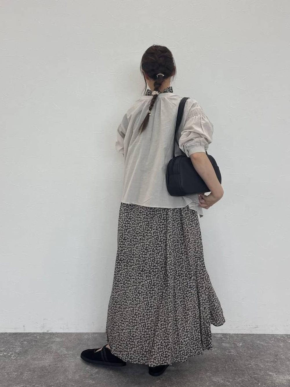 ブラック系のショルダーバッグ、グレー系のシャツ/ブラウス、グレー系のその他パンツを着用したレディースの秋コーディネートの4枚目の写真