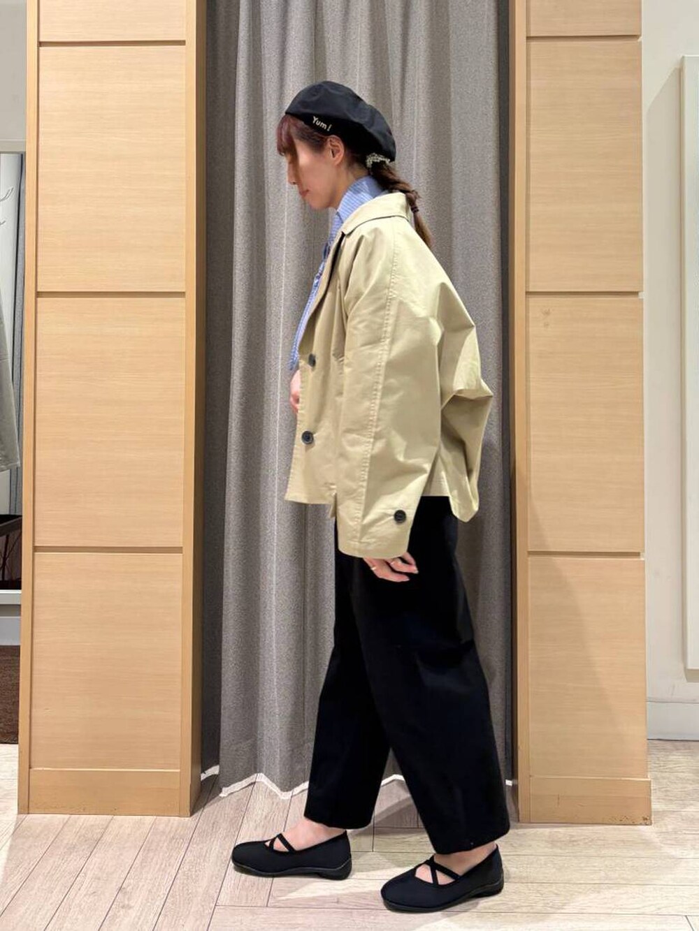 ブラック系のその他パンツ、ブラック系のショルダーバッグ、その他のシャツ/ブラウスを着用したレディースの春コーディネートの2枚目の写真